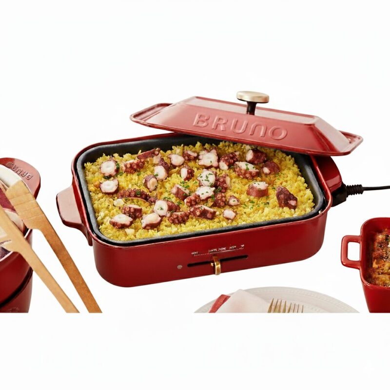 キッチンに置くだけで食卓が華やかになるBRUNO(ブルーノ)のコンパクトホットプレート(BOE021)。そのおしゃれなデザインから、SNSや雑誌でもよく見かける人気のアイテムですよね。しかし、「見た目だけじゃないの?」「本当に使いやすいの?」と疑問に思っている方もいるかもしれません。 この記事では、BRUNOコンパクトホットプレート(BOE021)を検討している初心者の方に向けて、実際に使っている人のリアルな口コミや、その機能・特徴を徹底的に深掘りしてご紹介します。良い点だけでなく、購入前に知っておきたい注意点まで、詳しく解説していきますので、ぜひ参考にしてください。